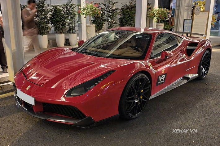 Đây chính là chiếc Ferrari 488 GTB độ Novitec Rosso đã tham gia sự kiện siêu xe VietRally vừa diễn ra cách đây không lâu. Trước đó, siêu xe Ý cũng rất ít xuất hiện trên đường phố.