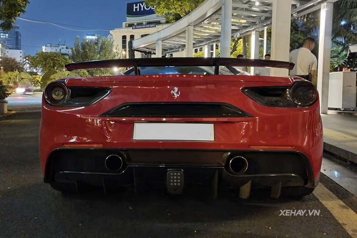 Chiếc Ferrari 488 GTB tại Việt Nam này sở hữu nước sơn màu đỏ nổi bật cùng gói độ Novitec Rosso giúp siêu xe càng trở nên hấp dẫn hơn. Gói nâng cấp này bao gồm các chi tiết sợi carbon ở cản dưới phía trước, ốp sườn xe và trang trí trên cản sau.