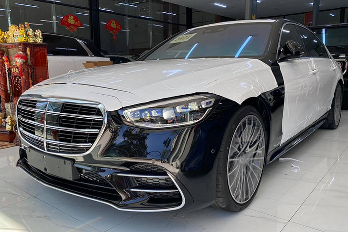 Không phải Thái Lan hay một thị trường xe sang lớn nào trong khu vực đón nhận những chiếc Mercedes-Benz S-Class 2021 mới đầu tiên đặt chân đến, Campuchia mới là quốc gia làm được điều đó. Một doanh nghiệp nhập khẩu tại thủ đô Phnôm Pênh vừa đưa về một chiếc S500 hoàn toàn mới từ thị trường châu Âu. Thời điểm hiện tại, thậm chí thị trường Mỹ cũng chưa có xe S-Class 2021 bán ra.