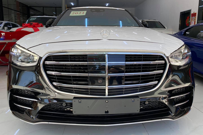 Các trang bị an toàn nổi bật trên S-Class 2021 bao gồm phanh khẩn cấp tự động, kiểm soát hành trình thích ứng với tính năng Stop&Go, hỗ trợ lái chủ động, hỗ trợ giữ làn, hỗ trợ chuyển làn, nhận dạng biển báo giao thông, cảnh báo phương tiện cắt ngang phía trước và phía sau, giám sát điểm mù chủ động. Ngoài ra, xe còn được trang bị túi khí cho hàng ghế phía sau được thiết kế để bảo vệ hành khách trong trường hợp và chạm trực diện. mức giá xe Mercedes-Benz S500 2021 tại Campuchia hiện vẫn là một ẩn số.