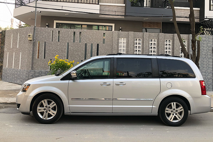 Bên cạnh những ưu điểm nằm ở độ độc đáo, động cơ mạnh mẽ, an toàn và rộng rãi. Khách mua chiếc Dodge Grand Caravan này phải lường trước được những phiền phức có thể gặp phải khi chơi xe độ lạ như gặp trở ngại lớn ở phụ tùng thay thế khó kiếm, phải chờ nhập về vì không có sẵn, xe dễ mua nhưng khó bán nhanh được vì kén người chơi.