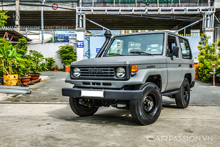 Series 70 của Land Cruiser được sản xuất từ tháng 11 năm 1984 và được Toyota trang bị khá nhiều phiên bản động cơ xăng hoặc dầu cùng nhiều biến thể như: Trục cơ sở ngắn là FJ70 và BJ70, trục cơ sở trung FJ73 và BJ73 và trục cơ sở dài FJ75 và HJ75. Chiếc Toyota Land Cruiser đời cũ trong bài có mã PZJ70 được sản xuất từ năm 1990 đến đầu năm 1992, theo một số tài liệu chữ "PZ" có nghĩa là mã động cơ 1PZ - biến thể của động cơ 1HZ và "J70" là Series 70.