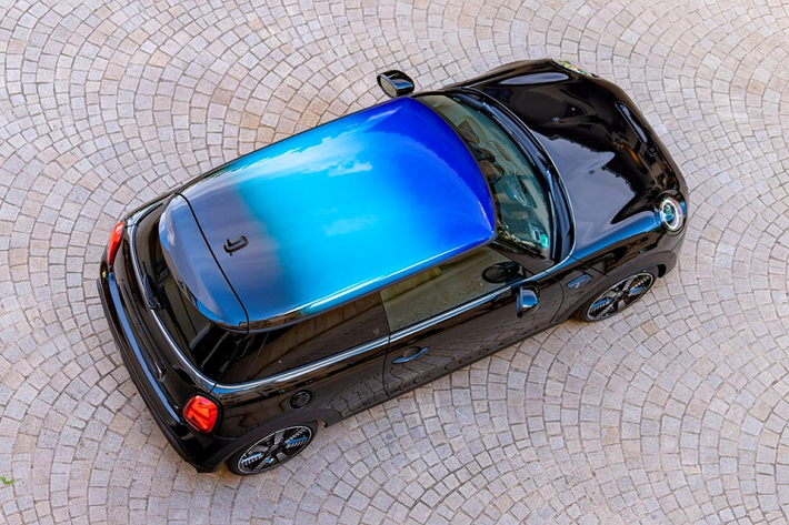 Những màu sắc bạn thấy ở đây là San Marino Blue (một màu sắc rất phổ biến trên các mẫu BMW M và là một phần chương trình sơn Individual), Pearly Aqua, và Jet Black. Mini nói rằng hỗn hợp màu này cũng có thể áp dụng trên những mẫu xe có lắp cửa sổ nhìn toàn cảnh, và giá nóc, nhưng có một số hạn chế.