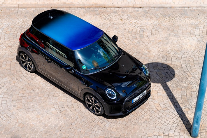 Tính năng này được bổ sung lần đầu tiên cho mẫu Cooper SE và giờ đây trở thành một tùy chọn bổ sung trên biến bản 3 và 5 cửa của Hardtop và Clubman.