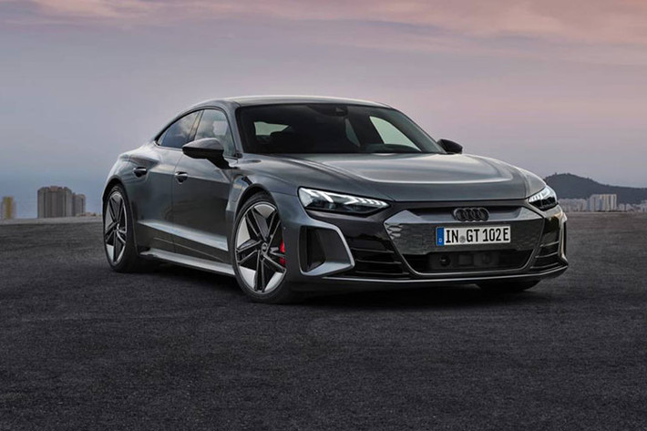 Tại thị trường quê nhà, giá xe Audi e-tron GT 2022 bản tiêu chuẩn có mức bán ra từ 99.800 Euro (khoảng 2,7 tỷ đồng), trong khi phiên bản cao cấp RS e-tron GT có giá lên đến 138.200 Euro (khoảng 3,8 tỷ đồng). Audi cho biết hãng đã nhận về số lượng lớn các đơn đặt hàng cho chiếc GT chạy điện ở khắp Châu Âu. Hãng xe Đức cũng tự tin rằng e-tron GT sẽ tiếp nối sự thành công của công ty ở mảng xe điện.