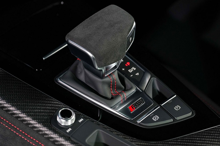 Hệ thống thông tin giải trí MMI Navigation plus thế hệ thứ 3, màn hình cảm ứng trung tâm 10,1 inch, có thêm chức năng đo lực G khi tăng hoặc giảm tốc. Hệ thống điều hòa 3 vùng và dàn âm thanh vòm Bang & Olufsen 3D với 19 loa chất lượng cao, công suất 755 W.