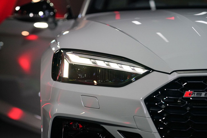 Mẫu xe hiệu suất cao Audi RS 5 Coupe quattro 2021 có thiết kế hoàn toàn mới, lưới tản nhiệt khung đơn được nới rộng, các khe hút gió được tái thiết kế tương tự mẫu Audi Sport quattro phiên bản 1984 cổ điển.