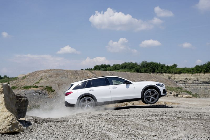 Chưa hết, C-Class All Terrain 2022 đã được nâng cấp để cải thiện sức kéo lên đến 1.800 kg, khách hàng thậm chí có thể đặt mua thêm tùy chọn rơ-moóc chạy điện hay hệ thống ổn định rơ-moóc ESP.