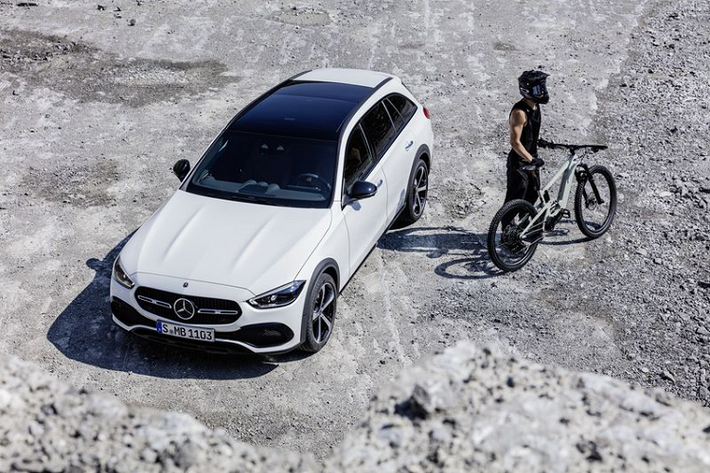 Nếu khách hàng muốn có nhiều bộ phận được sơn đen bóng hơn nữa cho Mercedes-Benz C-Class All Terrain wagon mới thì có thể mua gói làm đẹp Night Package.