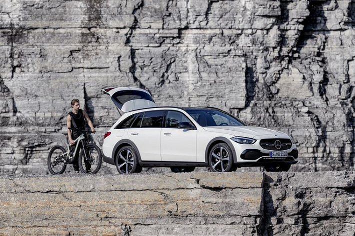 Ngoài ra, Mercedes-Benz C-Class All Terrain 2022 còn được trang bị lưới tản nhiệt độc đáo phía trước, nhiều tùy chọn bánh xe độc đáo với kích thước từ 17 đến 19 inch, trang trí các cột B và nẹp cửa sổ phía sau được hoàn thiện trong màu đen bóng cao cấp.