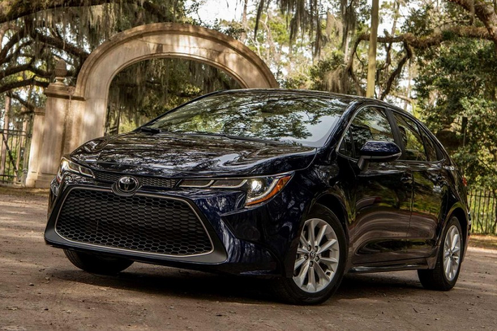 Xe nhỏ giá dưới 25.000 USD – Toyota Corolla Trong top xe ôtô tốt nhất năm 2021, Toyota Corolla vẫn là câu trả lời dễ dàng cho những ai đang có nhu cầu mua một mẫu sedan an toàn nhưng rẻ tiền. Nếu người mua đang tìm kiếm khả năng hiệu suất cao hơn một chút, vậy thì họ có thể lựa chọn bản Apex. Thêm vào đó, hiện tại đang có tin đồn về một biến bản GR hấp dẫn hơn nữa sẽ ra mắt trong tương lai.