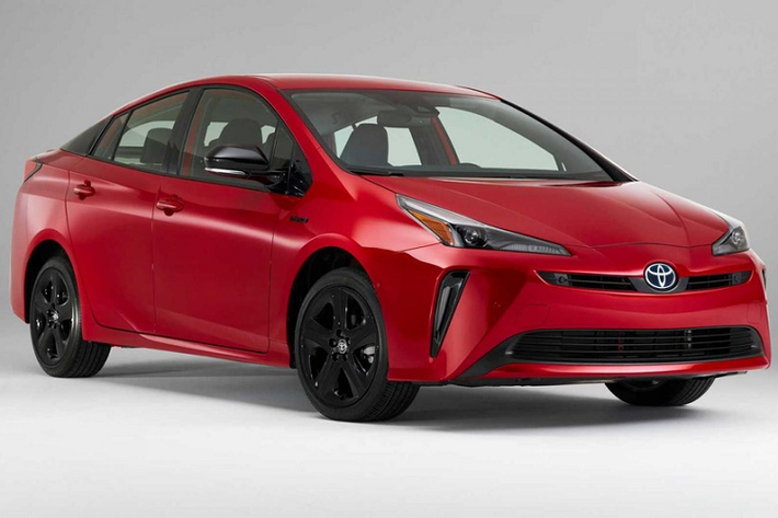 Xe hybrid giá 25.000-35.000 USD – Toyota Prius Ngày nay, thị trường Mỹ có rất nhiều mẫu xe hybrid, nhưng Consumer Reports vẫn xếp hạng Toyota Prius đáng kính là cái tên tốt nhất trong tầm giá của nó. Đối với mẫu năm 2019, Toyota thậm chí còn giới thiệu một phiên bản dẫn động AWD cho những người yêu thích phương tiện này nhưng muốn có thêm một chút lực kéo.