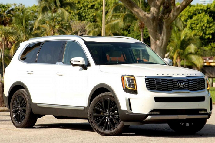 Crossover cỡ vừa 3 hàng ghế giá 35.000 USD-45.000 USD – Kia Telluride Kia Telluride là một mẫu xe được đánh giá cao với các giải thưởng cao quý bao gồm “World Car of the Year” và “North American Utility of the Year”. Consumer Reports rõ ràng cũng thích nó đến mức cho vào danh sách xe tốt nhất của năm 2021. Đối với đời xe năm 2021, giá của nó sẽ tăng nhẹ.