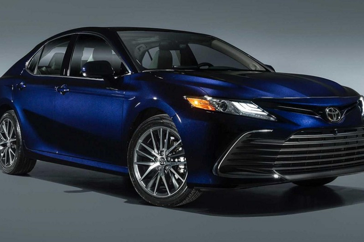 Sedan cỡ vừa giá 25.000-35.000 USD – Toyota Camry Xe sedan cỡ vừa có thể không còn phổ biến như những năm trước, nhưng Camry vẫn là một sản phẩm đỉnh cao trong phân khúc này. Nhà sản xuất xe Nhật Bản cũng cung cấp rất nhiều biến bản khác nhau, như hybrid, phiên bản dẫn động AWD, và TRD thể thao. Đời xe năm 2021 có nhận được chút nâng cấp nhỏ bao gồm các cải tiến đối với công nghệ hỗ trợ an toàn.