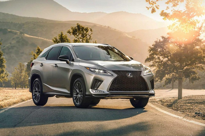 Crossover cỡ vừa giá 45.000-55.000 USD – Lexus RX Sự nâng cấp cho mẫu xe năm 2020 đã mang lại cho Lexus RX một dáng vẻ khác biệt một chút, bao gồm bộ đèn pha mới bắt mắt hơn. Tuy nhiên, những thay đổi lớn hơn là nằm ở bên trong, nơi nhà sản xuất đã trang bị màn hình thông tin giải trí kích thước 12,3 inch. Công nghệ an toàn của xe cũng đã được cải thiện.