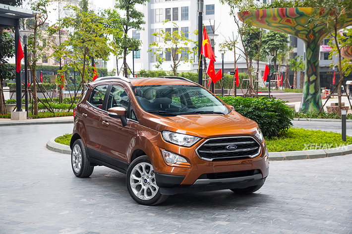 Đại diện phân khúc CUV (cỡ B) tại Việt Nam - Ford EcoSport . Còn trên các mẫu xe CUV, hệ thống treo thường được trang bị là loại treo độc lập với cấu tạo mỗi bánh xe được lắp trên một tay đỡ riêng gắn vào thân xe tạo ra sự linh hoạt và chủ động cho mỗi bánh. Nhờ đó, hai đầu bánh xe có thể chuyển động riêng lẻ mà không gây ảnh hưởng tới nhau. So sánh với hệ thống treo phụ thuộc, hệ thống treo độc lập có tính êm ái cao nhưng có cấu tạo lại phức tạp, việc bảo trì và bảo dưỡng cũng nhiều khó khăn hơn. Cách bố trí động cơ