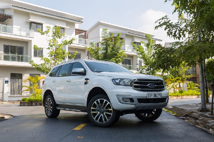 Ford Everest là ví dụ tiêu biểu nhất cho một mẫu SUV 7 chỗ đích thực với khả năng vận hành và vượt địa hình mạnh mẽ, tiện nghi và êm ái cùng mức giá cạnh tranh trong phân khúc Tuy nhiên, hệ thống treo phụ thuộc cũng tồn tại một vài nhược điểm như tính ổn định và độ êm ái chưa cao. Để khắc phục điều này, trên một số mẫu SUV cao cấp như Ford Everest được trang bị thêm thanh cân bằng, độ giảm chấn và hệ số đàn hồi của lò xo tinh chỉnh giúp kiểm soát sự êm ái và ổn định cao hơn. Ngoài ra, mẫu xe này còn được thiết kế thêm các thanh thép chịu lực dọc cánh cửa xe nhằm bảo vệ người dùng từ mọi phía khi xảy ra va chạm.