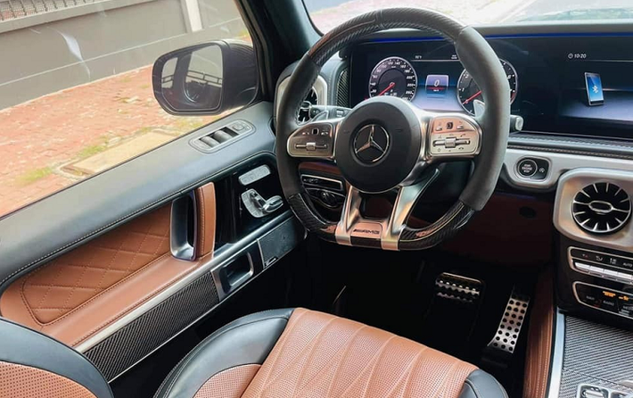 Bên trong, chiếc SUV hạng sang Mercedes-AMG G63 mang màu sơn xanh Jade Green độ Brabus này còn sở hữu nội thất bọc da cao cấp với tông màu nâu nhạt phối đen. Ngoài ra là nhiều chi tiết trong khoang lái được xử lý bằng sợi carbon thay vì kim loại đánh bóng hay nhựa.