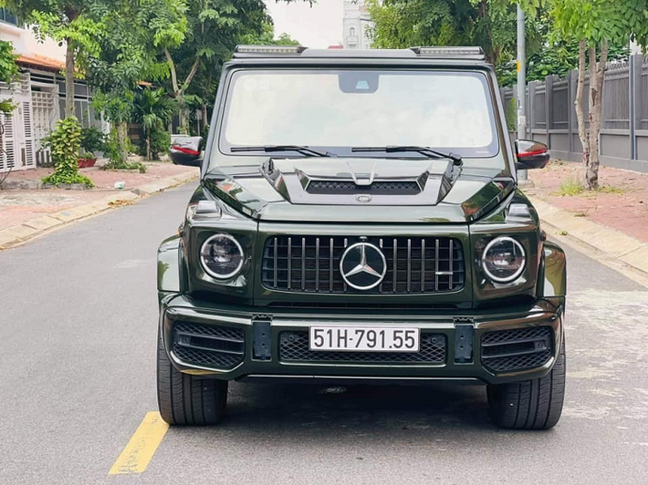 Việc sở hữu chiếc xe Mercedes-AMG G63 độ Brabus khá chất này cũng giúp cho bộ sưu tập xe của người yêu xe này đa dạng các mẫu xe hơn. Trước đó, người này hay di chuyển trên siêu xe Ferrari 488 GTB hay dạo phố cùng chiếc xe thể thao mui trần Porsche 718 Boxster và cuối cùng là chiếc xe sang tầm trung Mercedes-Ben E300 AMG.