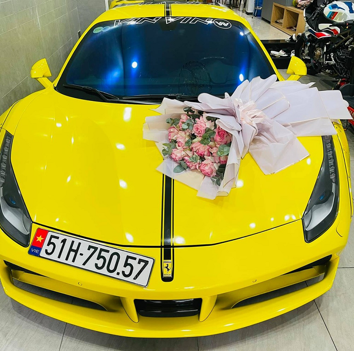 Trong đó, chủ nhân chiếc siêu xe Ferrari 488 GTB độ Liberty Walk độc nhất Việt Nam (trong hình) đã quyết định chi hơn 10 tỷ đồng để rước về garage chiếc xe được nhiều đại gia mê mệt trong 2 năm qua là dòng xe SUV hạng sang Mercedes-AMG G63.