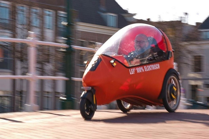 Xe LEF chạy điện là sản phẩm của công ty EV Mobility và là phát minh của Erik Vegt và Dave Goudeket. Hiện tại, LEF chỉ hợp pháp đi đường ở Hà Lan, nơi nó được phân loại là một xe đạp điện. Nó trông giống như một chiếc velomobile (một dạng phương tiện lai tạo xe đạp/ô tô) hoặc một chiếc xe đạp nằm khép kín, nhưng nó thực sự chạy hoàn toàn bằng điện và bạn không cần phải đạp để tạo động lực.