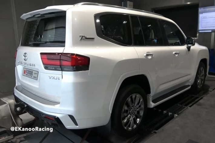 Kết hợp với hộp số tự động 10 cấp, sức mạnh mới giúp Land Cruiser 2022 có thể tăng tốc từ 0 - 100 km/h trong 6,7 giây.