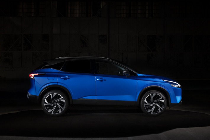 Qashqai 2021 có kích thước to hơn đời cũ. Cụ thể, chiếc SUV dài hơn 35 mm, rộng hơn 32 mm, cao hơn 25 mm và trục cơ sở dài hơn 20 mm so với đời cũ. Lần đầu tiên, Nissan cung cấp cho Qashqai tùy chọn mâm hợp kim 20 inch.