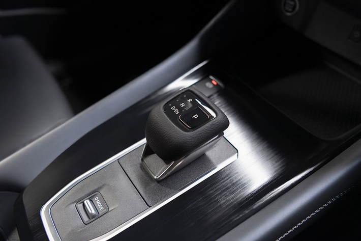 Ở thế hệ thứ 3, Qashqai không có động cơ diesel. Bản tiêu chuẩn sẽ đi kèm động cơ hybrid hạng nhẹ 1.3L tăng áp cho ra 2 mức sức mạnh 138 mã lực, mô-men xoắn 240 Nm và 156 mã lực, 260 Nm. Động cơ này đi kèm hộp số sàn 6 cấp và hệ dẫn động cầu trước.
