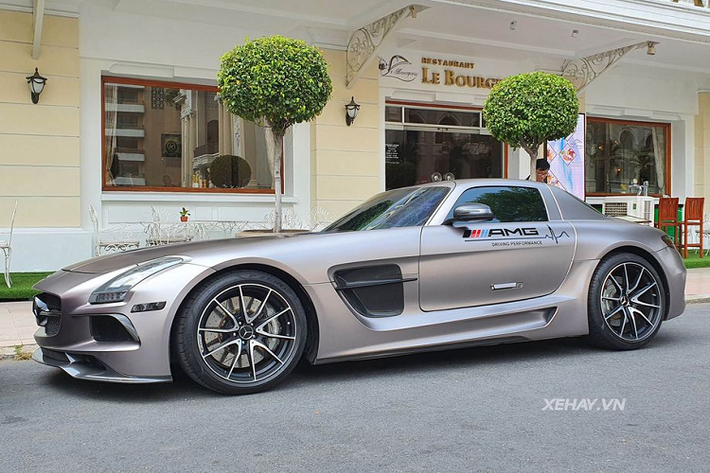 Về lịch sử hình thành, siêu phẩm Mercedes-AMG SLS vốn được phát triển để kỷ niệm mẫu xe cánh chim huyền thoại thập niên 1950, mẫu W196S 300 SLR của thương hiệu này và ra mắt lần đầu hồi năm 2010. Ngay từ thời điểm đó, kiểu dáng thiết kế của Mercedes-AMG SLS đã nhanh chóng chiếm được cảm tình của người hâm mộ và minh chứng rõ nhất được thể hiện qua kết quả doanh số tới 2.733 chiếc xuất xưởng ở Mỹ.
