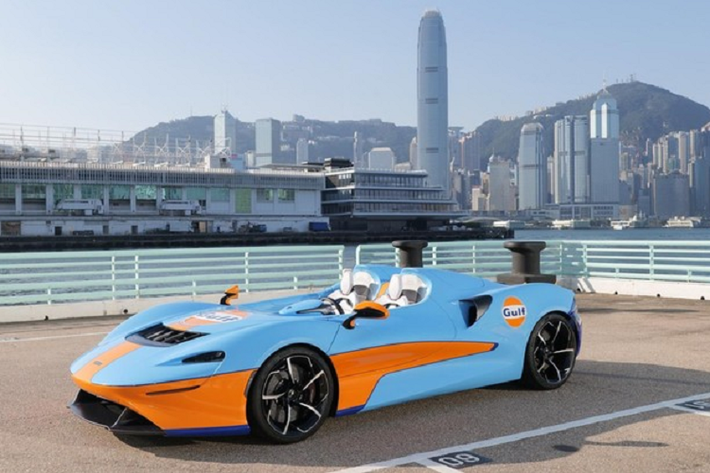 Kể từ sau khi chiếc siêu xe McLaren Elva đầu tiên đến Hồng Kông vào tháng 3 năm ngoái, đến nay, các đại gia cũng như giới mê xe nước này mới được nhìn thấy một chiếc xe McLaren Elva khác. Điểm khác biệt là chiếc siêu xe không mui McLaren Elva này lại thuộc phiên bản Gulf Theme do bộ phận cá nhân hoá McLaren Special Operation (MSO) tạo ra.