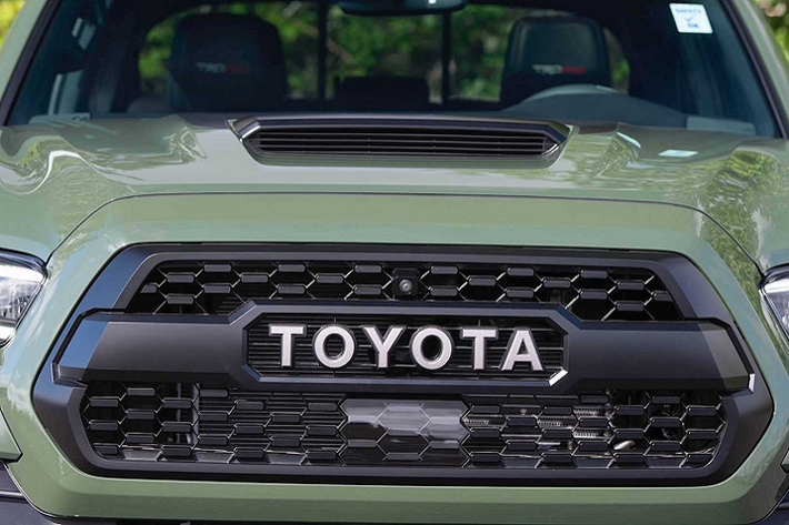 Khác với thị trường các nước Đông nam Á, ở Mỹ, không phải Hilux mà Tacoma mới được xem là mẫu xe đối đầu trực tiếp với Ford Ranger. Sự khác biệt rõ rệt nhất của Tacoma và Hilux đến từ độ rộng khoang lái.