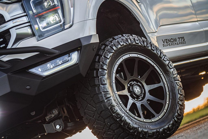 Hennessey đã thiết kế riêng bộ cản trước và sau theo phong cách mới bằng chất liệu hợp kim nhôm. Ford F-150 Hennessey Venom 775 sở hữu bộ mâm 20 inch 10 chấu thửa riêng của Hennessey, kết hợp cùng lốp địa hình 35 inch đến từ thương hiệu Toyo. Khoảng sáng gầm xe cũng tăng thêm 150 mm.