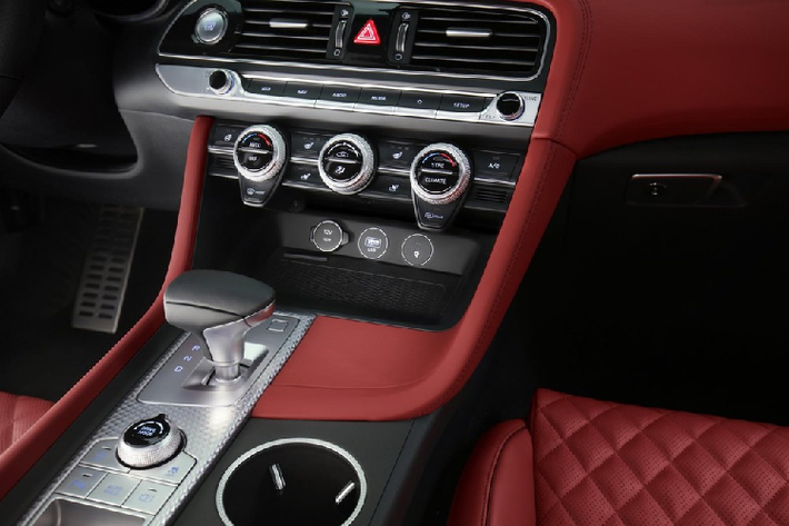 Bên trong Genesis G70 Shooting Brake là không gian nội thất được bê nguyên từ phiên bản sedan sang, từ màn hình thông tin giải trí nằm độc lập trên mặt táp-lô, các núm xoay chỉnh điều hòa, cụm điều khiển trung tâm, nút bấm xung quanh cần số, ngăn đựng cốc cho đến vô lăng 3 chấu.