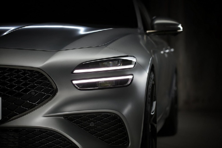 Tuy nhiên, so với G70 Sedan, Genesis G70 Shooting Brake có những thay đổi đáng kể trong thiết kế ngoại thất. Cụ thể, xe được trang bị thiết kế đuôi xe mới và phần nóc dài hơn để tăng thể tích khoang hành lý. Hãng Genesis khẳng định thể tích khoang hành lý của G70 Shooting Brake tăng 40% so với G70 Sedan. Ngoài ra, chủ xe còn có thể chở những đồ vật dài nhờ hàng ghế sau gập theo tỷ lệ 40:20:40.