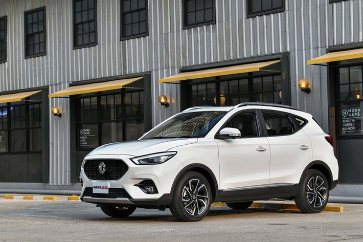 Cụ thể, thông tin được hé lộ cho hay, mẫu MG ZS 2021 tại Việt Nam vào ngày 8/1/2021 tới đây. Đây là phiên bản nâng cấp giữa vòng đời (facelift) và chuyển sang nhập khẩu nguyên chiếc từ Thái Lan thay vì Trung Quốc như trước đây. Việc chuyển sang nhập Thái sẽ giúp MG ZS 2021 đỡ được thuế nhập khẩu tương tự như các sản phẩm nhập Thái hay Indonesia hiện có trên thị trường.