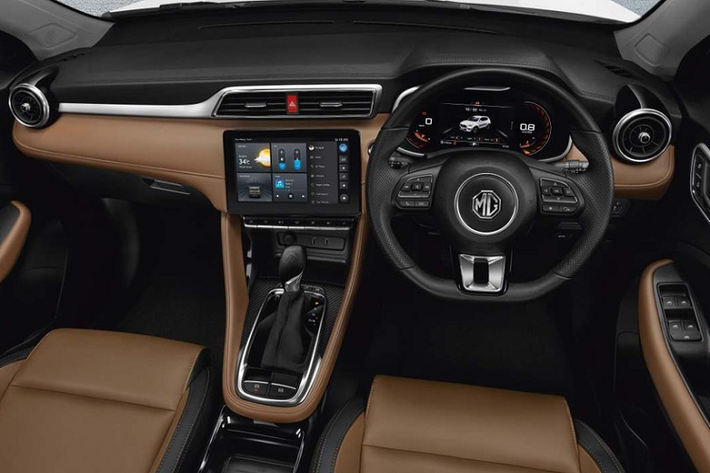 Cụ thể, mức giá của MG ZS bản cũ đang thấp nhất trong phân khúc SUV đô thị cỡ B, ngang Ford EcoSport và thấp hơn Kia Seltos hay Hyundai Kona. Tuy nhiên, theo chia sẻ của một số tư vấn bán hàng trước đó, sức tiêu thụ của mẫu xe này lại khá chậm. MG ZS lần đầu ra mắt Việt Nam vào tháng 7/2020, xe được phân phối thông qua công ty Tan Chong Motor và nhập khẩu nguyên chiếc từ Trung Quốc.