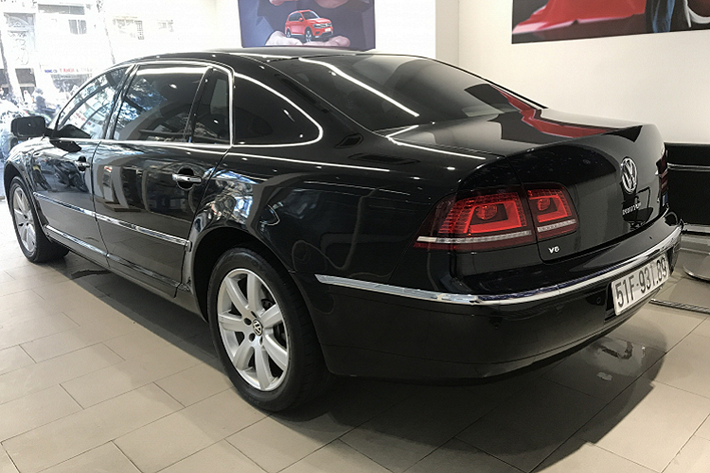 Chiếc Volkswagen Phaeton sử dụng động cơ xăng V6 dung tích 3.0L FSI, phun nhiên liệu trực tiếp cho công suất cực đại 247 mã lực và mô men xoắn cực đại 497Nm.