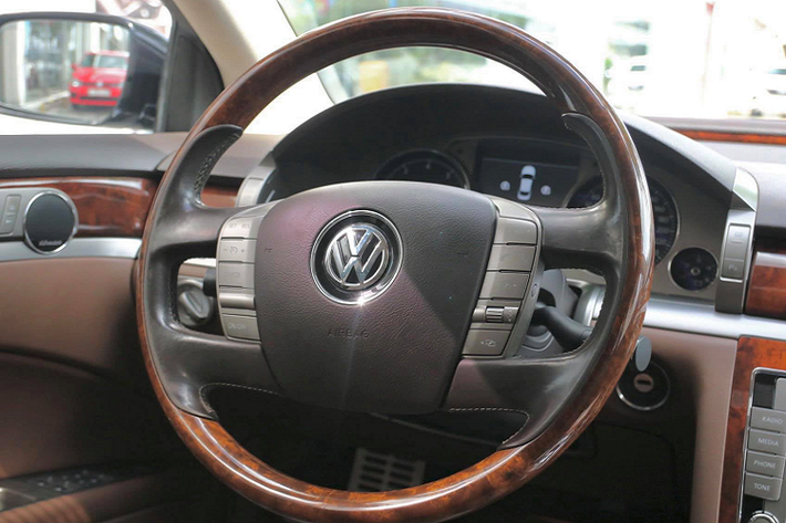 Trong quá khứ, Volkswagen Phaeton đã từng là mẫu xe ôm tham vọng cạnh tranh trực tiếp với nhiều mẫu sedan hạng sang cỡ lớn trên thị trường như Lexus LS, Audi A8, Mercedes-Benz S-Class hay BMW 7 Series. Sau vụ bê bối khí thải, Volkswagen đã khai tử dòng Phaeton hồi năm 2015 để cắt giảm chi phí.