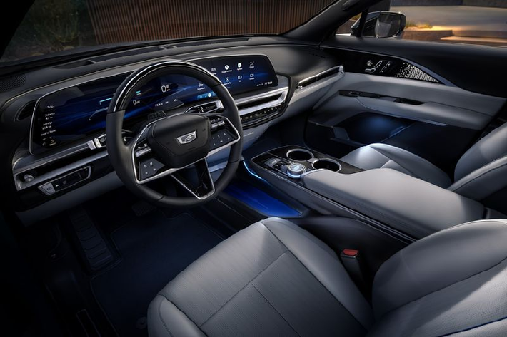 Cadillac Lyriq hoàn toàn mới có kích thước dài x rộng x cao lần lượt là 4.996 x 1.977 x 1.623 mm, và chiều dài cơ sở 3.094 mm. Như vậy, Lyriq ngắn hơn 46 mm so với người anh em Cadillac XT6, nhưng trục cơ sở lại nhỉnh hơn 231 mm.