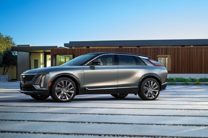 Theo công bố của Cadillac, Lyriq 2022 sẽ được cung cấp với hệ thống lái xe bán tự động Super Cruise, cho phép tài xế rảnh tay trên hơn 321.869 km đường bộ tại Mỹ và Canada. Sở hữu thiết kế ấn tượng và nhiều công nghệ đỉnh cao, giá xe Cadillac Lyriq 2022 càng gây bất ngờ hơn chỉ từ 59.990 USD (khoảng 1,38 tỷ đồng). Cadillac sẽ bắt đầu nhận đơn đặt hàng của Lyriq vào năm sau.