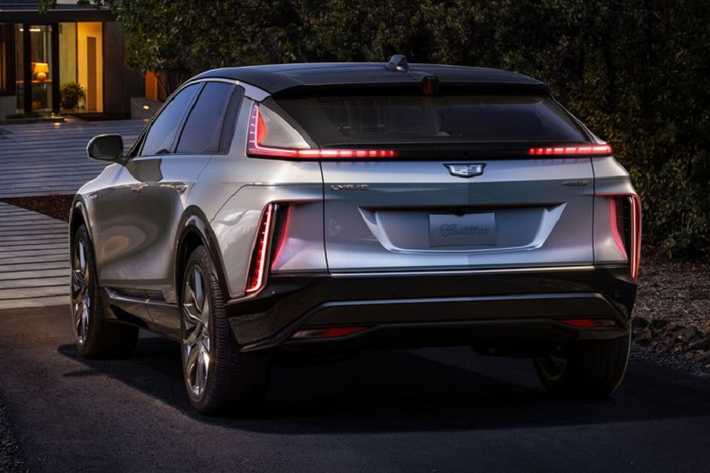 Cadillac Lyriq có bộ sạc nhanh 190 kW DC nên chỉ cần 10 phút là có thể sạc đủ để xe chạy thêm 122 km, 30 phút để xe chạy thêm 314 km. Tuy nhiên, nếu dùng ổ sạc 120V thì chỉ sạc được lên 5,6 km mỗi giờ. Tạm thời, xe sẽ đi kèm với duy nhất hệ dẫn động cầu sau, các phiên bản AWD sẽ được ra mắt sau.