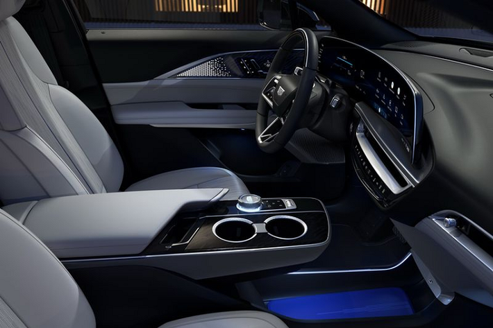 Không chỉ cao cấp, cabin của Cadillac Lyriq 2022 còn rất rộng rãi, cung cấp không gian để chân cho hàng ghế sau là 1.006 mm và dung tích cốp tiêu chuẩn 793 lít (đạt mức tối đa 1.723 lít khi gập hàng ghế sau xuống).