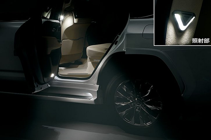 Ngoài ra, chủ sở hữu của Land Cruiser 2022 có thể đặt hàng thêm một số chi tiết trang trí bằng kim loại (hoặc hiệu ứng kim loại) cho các tấm cửa, cũng như dán thêm phim hồng ngoại vào cửa sổ và cải thiện ánh sáng nội thất bằng đèn LED ở cửa và cốp xe.