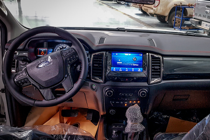 Xe sử dụng hệ thống giải trí sử dụng màn hình cảm ứng 8 inch, SYNC 3 có hỗ trợ cả Apple CarPlay & Android, kết nối Auto AUX, 2 cổng USB 2 vị trí và Bluetooth, 8 loa giải trí, cruise control, kiểm soát hành trình và hơn nữa.