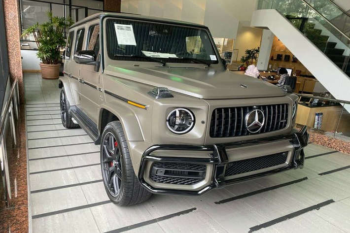 Là lựa chọn đắt đỏ nhất trong bảng màu sơn của Mercedes-AMG G63 nhưng "G Manufaktur designo magno" vẫn chưa phải tùy chọn đắt giá nhất trên G63 tại Việt Nam. Vị trí này thuộc về bộ mâm đúc thể thao AMG 22 inch sơn đen mờ trị giá tới 400 triệu đồng.