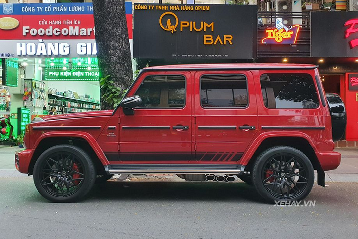 Người mua cũng có thể đặt hàng G63 với nhóm màu sơn cổ điển, không ánh kim "G manufaktur non-metallic" trị giá 138 triệu đồng, bao gồm Vàng Desert Sand, Đỏ Jupiter Red, Xanh dương Dark Blue, Xanh dương China Blue, Xanh lá Deep Green và Xám Classic Grey. Chiếc Mercedes-AMG G63 của Cường Đô la mang trên mình màu China Blue.