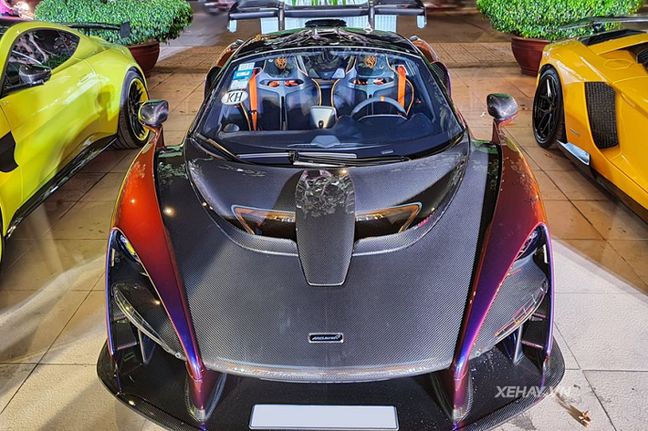 Theo tìm hiểu, siêu phẩm McLaren Senna MSO của doanh nhân Hoàng Kim Khánh là 1 trong 2 chiếc Senna trên tổng 500 chiếc được sản xuất có màu sơn ngoại thất Cerberus Pearl.