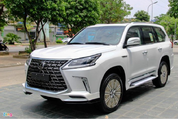Lexus LX570 hạng sang không còn xa lạ ở phân khúc xe sang tại Việt Nam, bên cạnh các lựa chọn SUV cỡ lớn như BMW X7 hay Mercedes GLS. Chiếc LX570 2021 trong bài được một đại lý tư nhân nhập khẩu từ Trung Đông, thuộc phiên bản Supersport với gói độ từ MBS - hãng tùy biến gắn liền với những bản độ Toyota Land Cruiser và Lexus LX570.