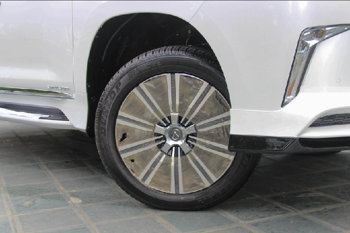 Thiết kế ngoại thất của LX570 Supersport 2021 mới không khác biệt nhiều phiên bản phân phối chính hãng, ngoại trừ mặt ca-lăng dạng mắt lưới thay vì chứa thanh ngang, đi kèm một số chi tiết mạ crôm. Xe có chiều dài x rộng x cao tương ứng 5.080 x 1.980 x 1.865 mm.