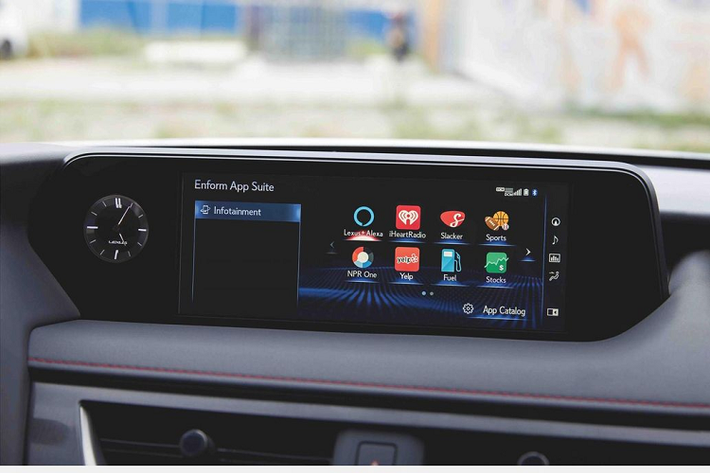 Lexus đã áp dụng cách tiếp cận lấy con người làm trung tâm để phát triển Lexus UX 2022 với nhiều chi tiết trẻ trung, sang trọng nhằm thu hút những khách hàng trẻ tuổi. Buồng lái của Lexus UX trang bị bảng đồng hồ kĩ thuật số 7 inch kết hợp màn hình thông tin giải trí 10,3 inch, cùng với đó là hệ thống âm thanh Lexus Premium.
